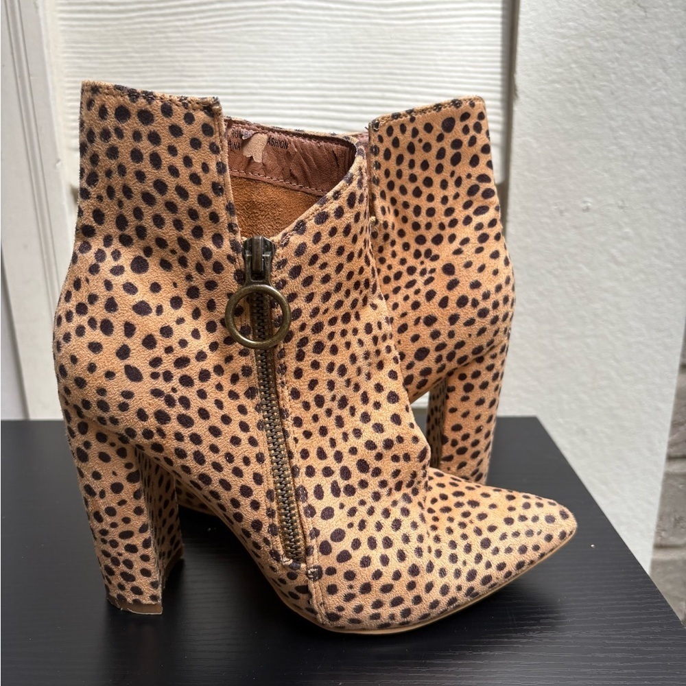 Women’s Beast Fashion Cadence Suede Pointy Toe Block Heel Ankle Booties Size 6 - Picture 4 of 13